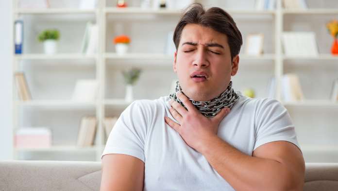 un ragazzo con la catena al collo per rappresentare il forte mal di gola