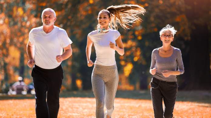 due persone fanno sport con una pt
