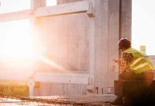 operaio che lavora sotto il sole