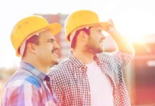 due operai in un cantiere sotto il sole