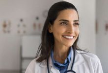 un medico pratica ozonoterapia