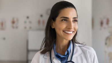 un medico pratica ozonoterapia