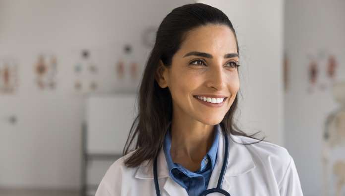 un medico pratica ozonoterapia