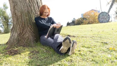 una ragazza all'ombra legge un libro