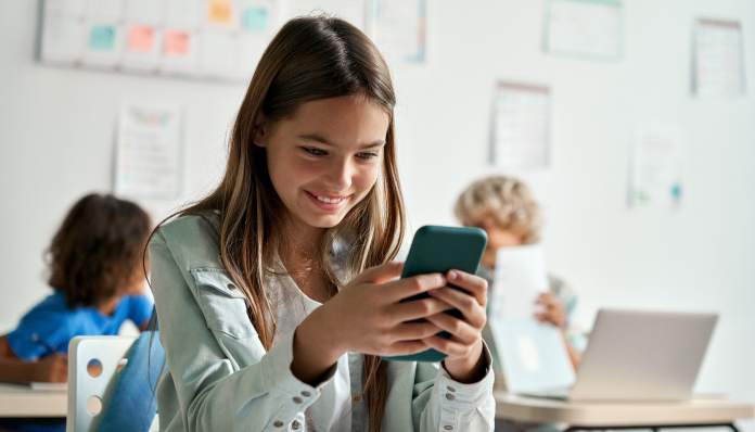 No al cellulare prima dei 13 anni