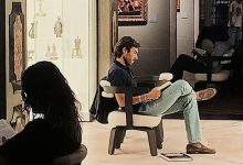 leggere davanti a un'opera d'arte