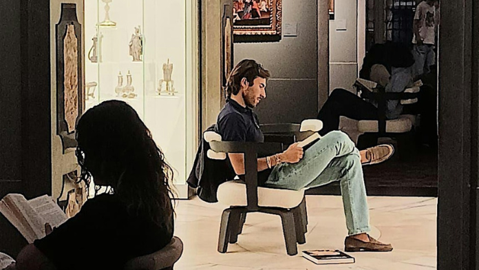 leggere davanti a un'opera d'arte