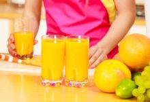 bere succo di arancia