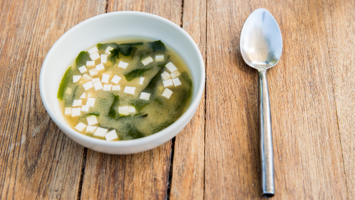 Zuppa di miso con tofu e alga wakame