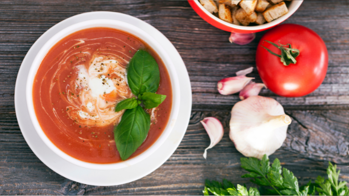 Zuppa di pomodoro e basilico con uovo in camicia