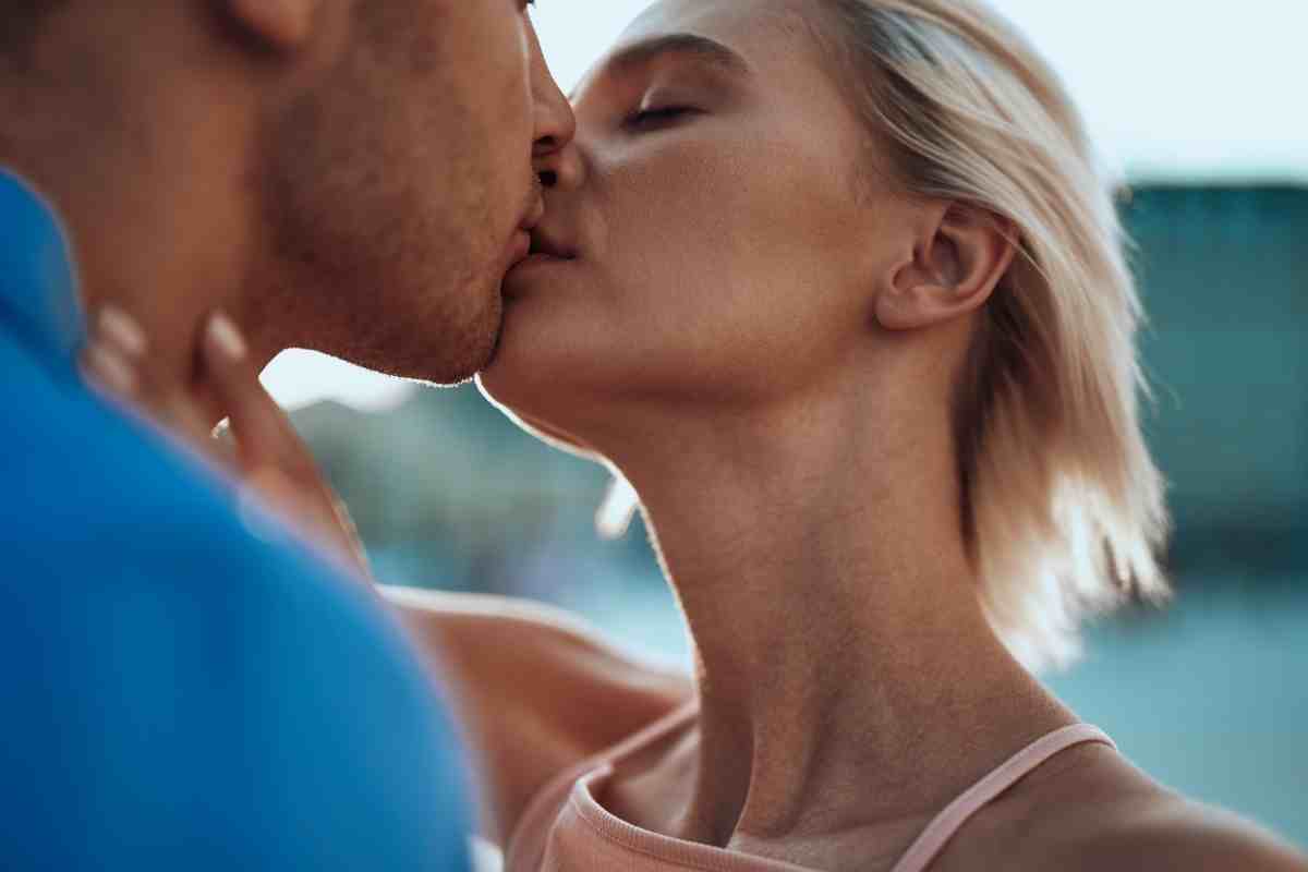 un uomo e una donna si baciano ad occhi chiusi