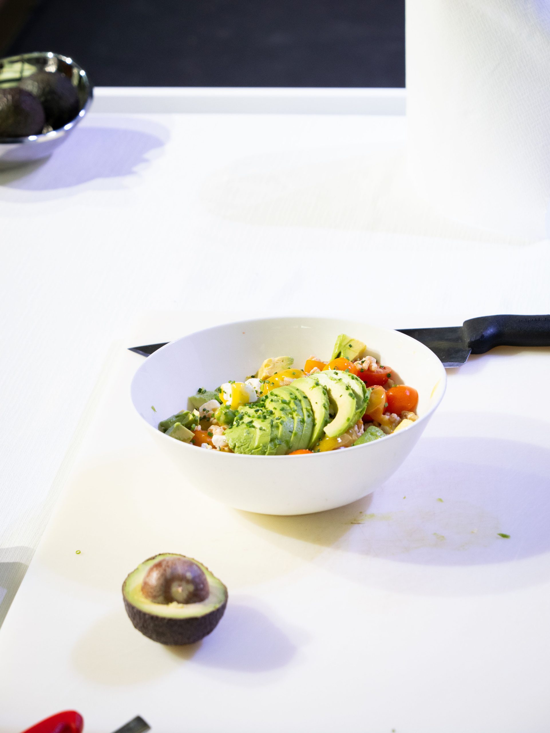 insalata fredda di farro, pomodorini, fave, feta e avocado europeo