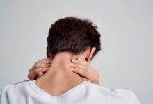 uomo con meningite che si tocca il collo perché ha rigidità nucale