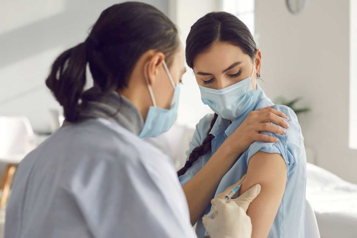 donna che si sottopone al vaccino della meningite