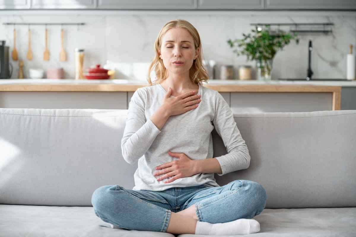 una ragazza esegue un esercizio di respirazione