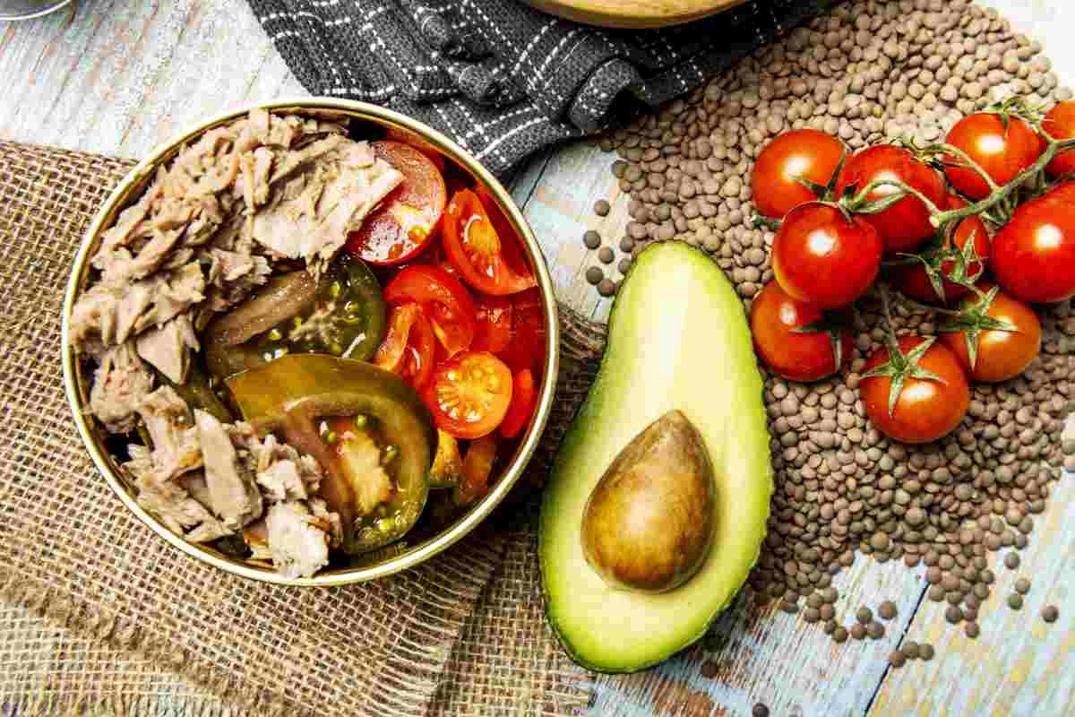 scatoletta di tonno con pomodori e avocado