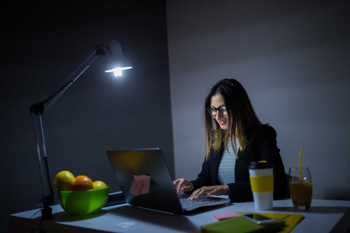 una donna lavora al computer di notte