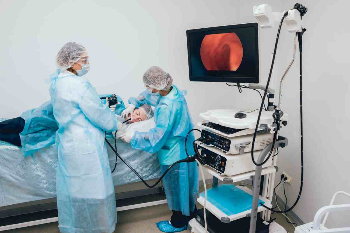 due medici procedono alla colonscopia di una paziente