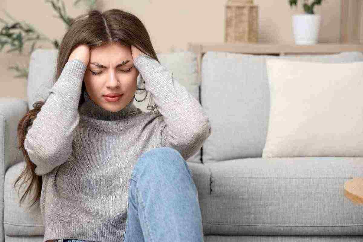 una ragazza affronta un attacco di ansia