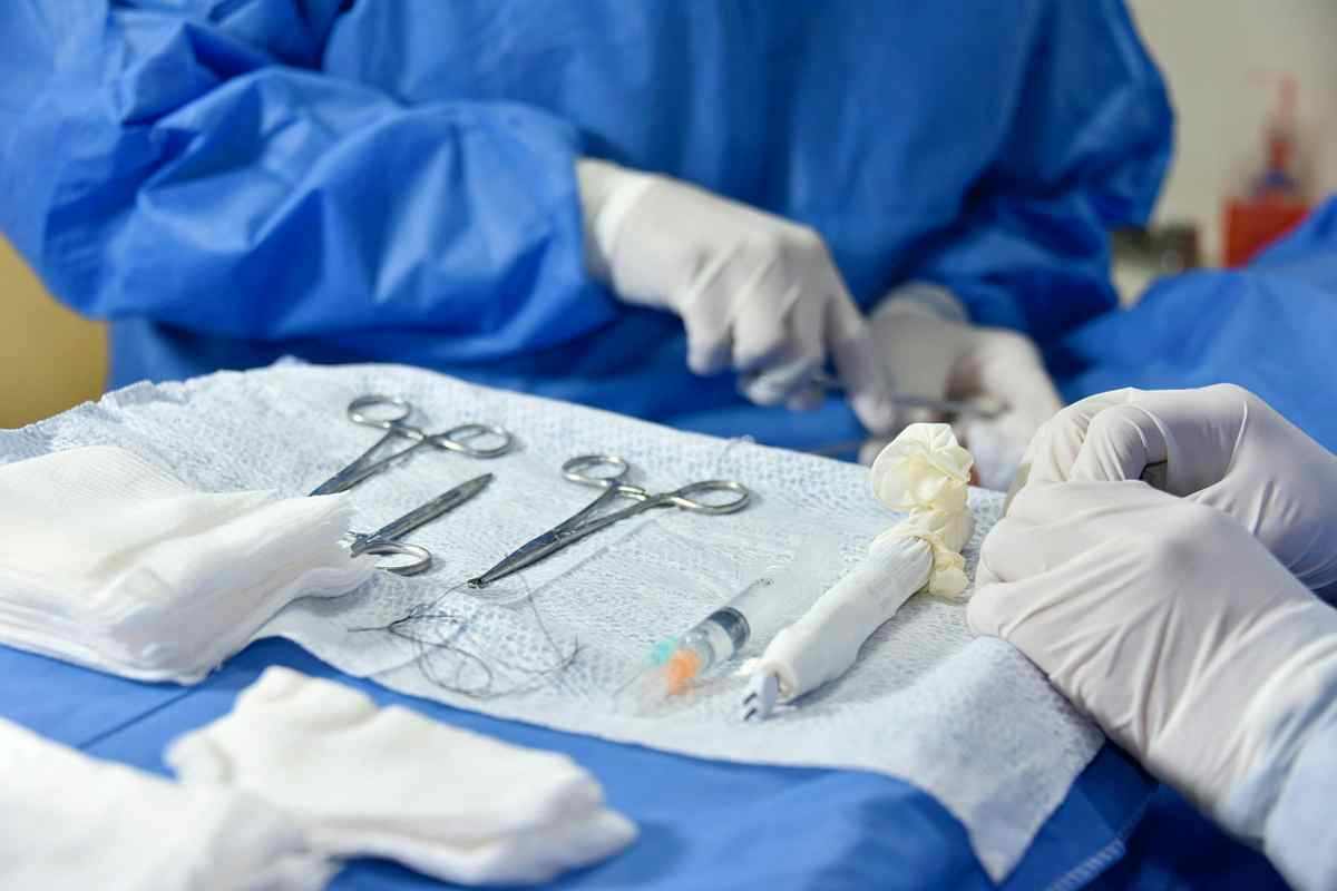 due medici preparano gli strumenti in sala operatoria