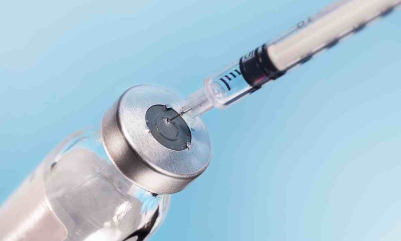 prelievo dei peptidi dalla provetta attraverso una siringa