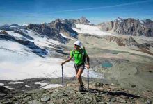 un uomo di cinquanta anni fa nordic walking vicino a un ghiacciaio