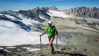 un uomo di cinquanta anni fa nordic walking vicino a un ghiacciaio