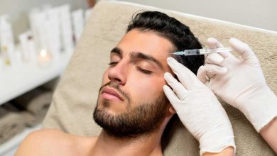 uomo di 40 anni che si sottopone a un trattamento di medicina estetica