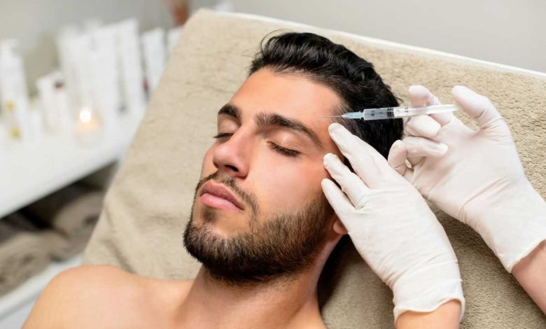uomo di 40 anni che si sottopone a un trattamento di medicina estetica