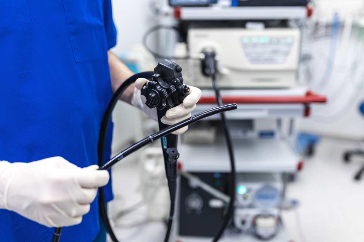 un medico si prepara a eseguire una colonscopia