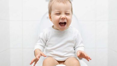 bambino felice grida mentre è sul vasino