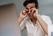 un uomo con evidente secchezza agli occhi davanti al computer
