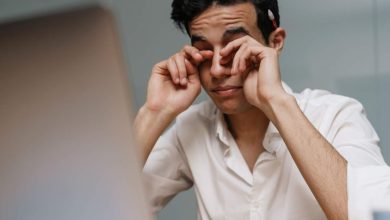 un uomo con evidente secchezza agli occhi davanti al computer