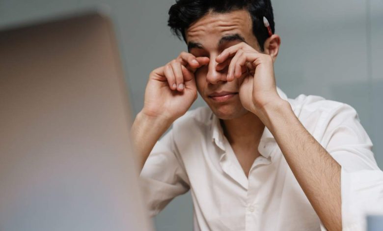 un uomo con evidente secchezza agli occhi davanti al computer