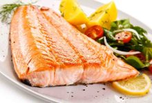 un piatto sano con salmone e verdure