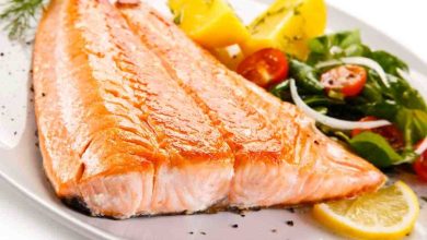 un piatto sano con salmone e verdure