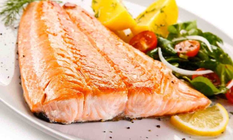 un piatto sano con salmone e verdure
