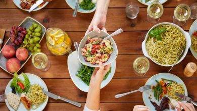 tavolo imbandito con diverse pietanze della dieta mediterranea e vino