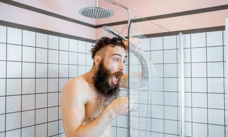 un uomo fa una doccia fredda