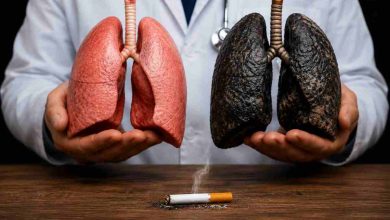 immagine creata con IA un medico tiene in mano il polmone di una persona sana e quello di un fumatore pesante