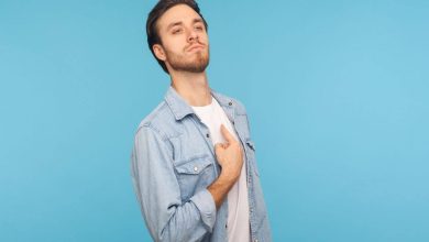 uomo indica se stesso con il dito