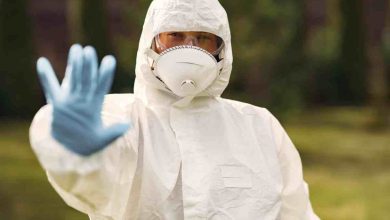 un funzionario con le protezioni impedisce il passaggio