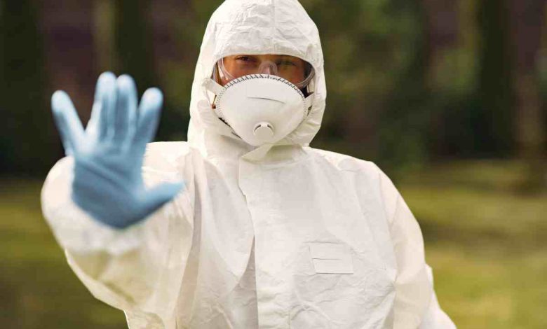 un funzionario con le protezioni impedisce il passaggio