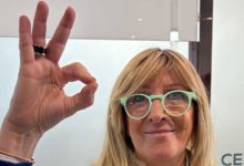 maria palleschi, titolare della farmacia palleschi di frosinone, mentre posa facendo l'ok con la mano