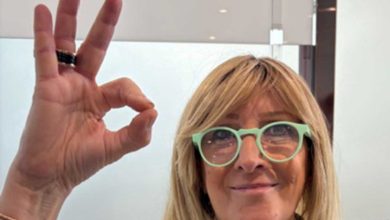 maria palleschi, titolare della farmacia palleschi di frosinone, mentre posa facendo l'ok con la mano