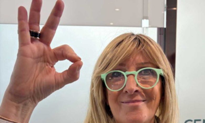 maria palleschi, titolare della farmacia palleschi di frosinone, mentre posa facendo l'ok con la mano