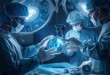 medici in sala operatoria utilizzano strumenti collegati all'intelligenza artificiale