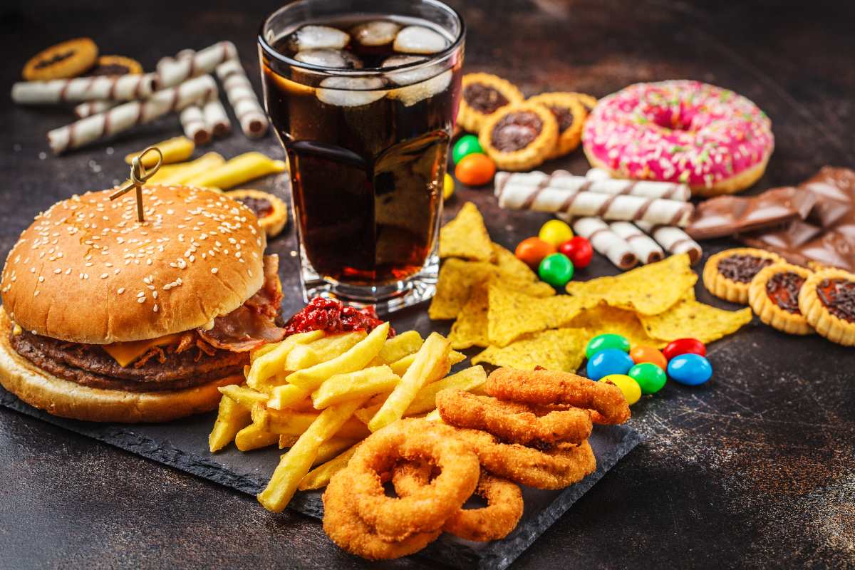primo piano di alcuni alimenti ultraprocessati definiti junk food