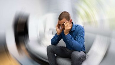 un giovane uomo seduto durante un attacco di ictus