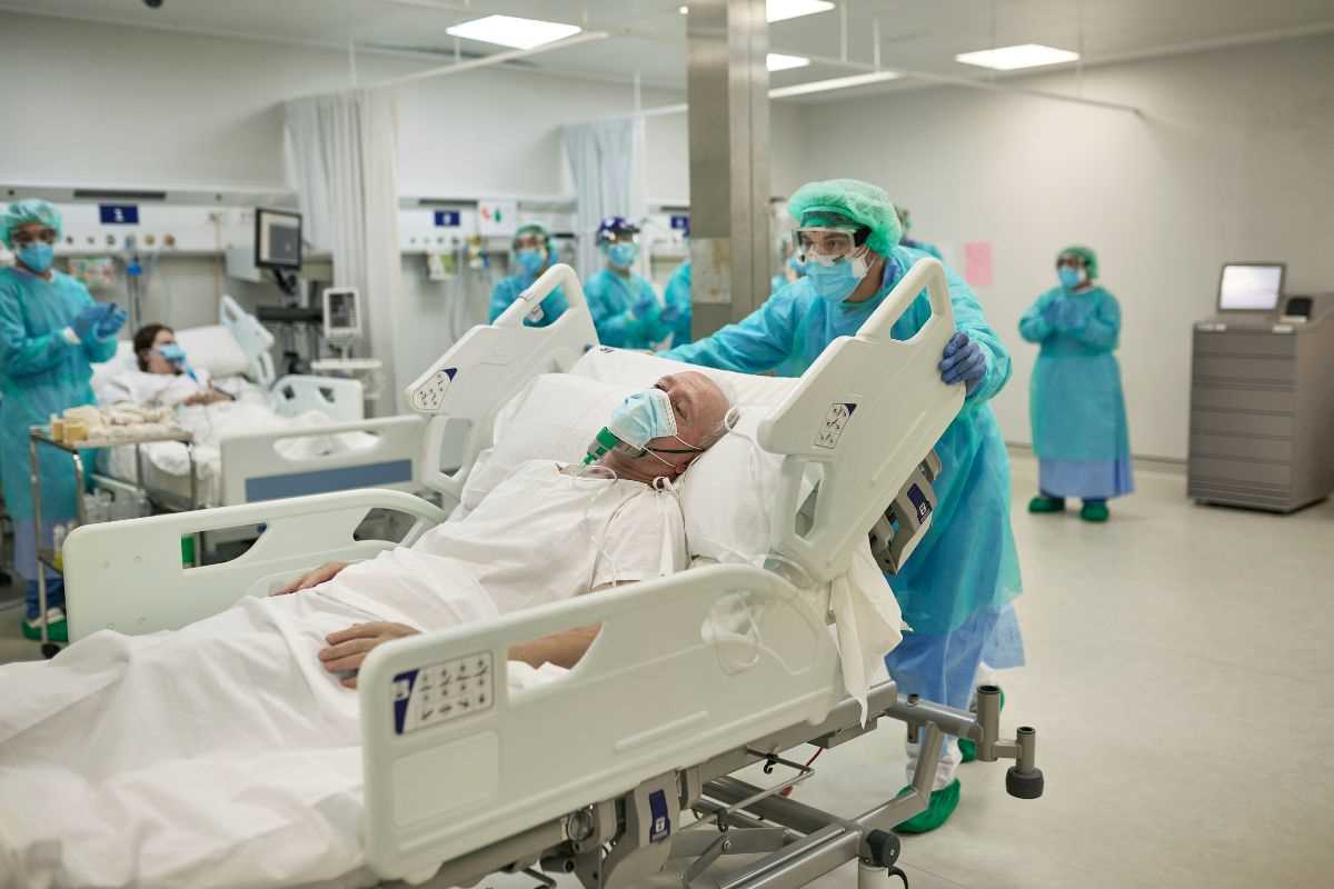 reparto d'emergenza durante la pandemia di covid con medico che spinge una barella con su un malato